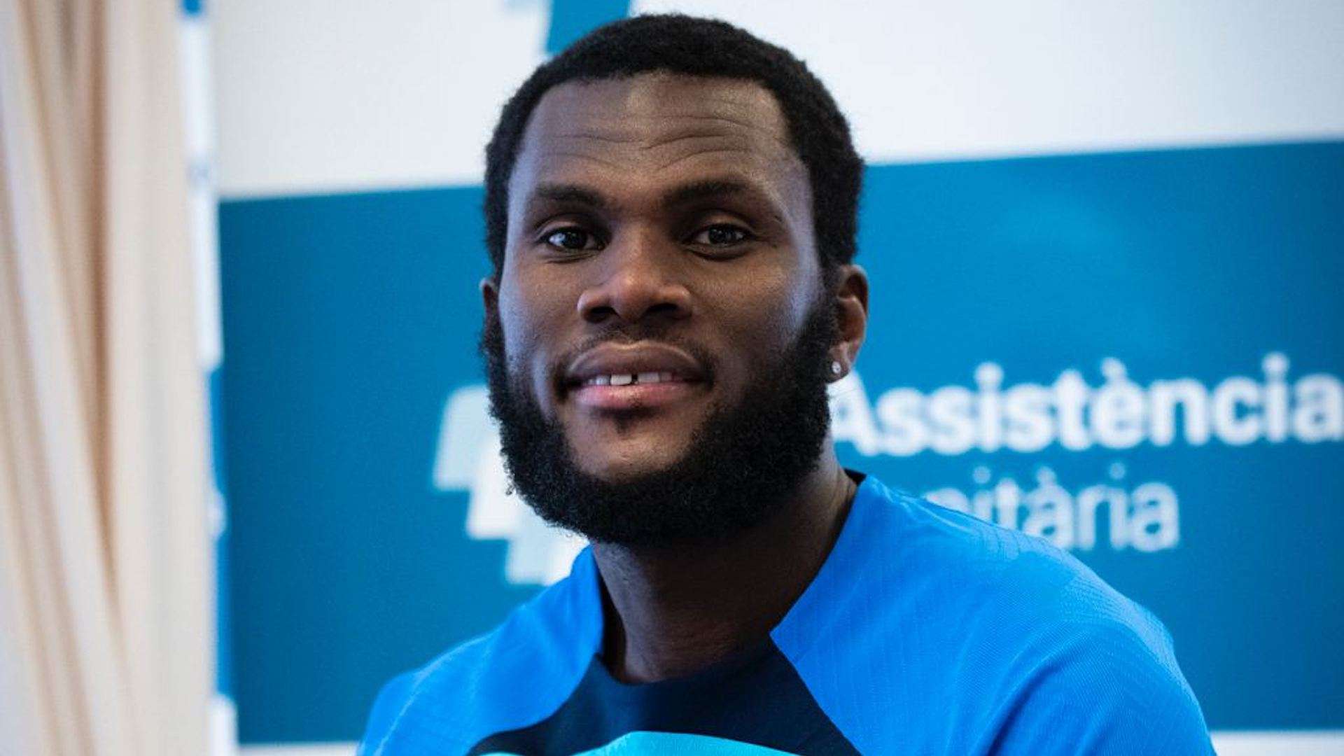 抵达广东！新援入住宾馆，球迷调侃走路姿势引热议