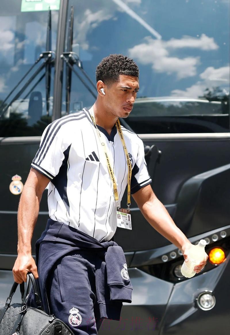 法媒:皇马国际足球部主管和贝林厄姆父亲会面 法媒:皇马国际足球部主管和贝林厄姆父亲会面